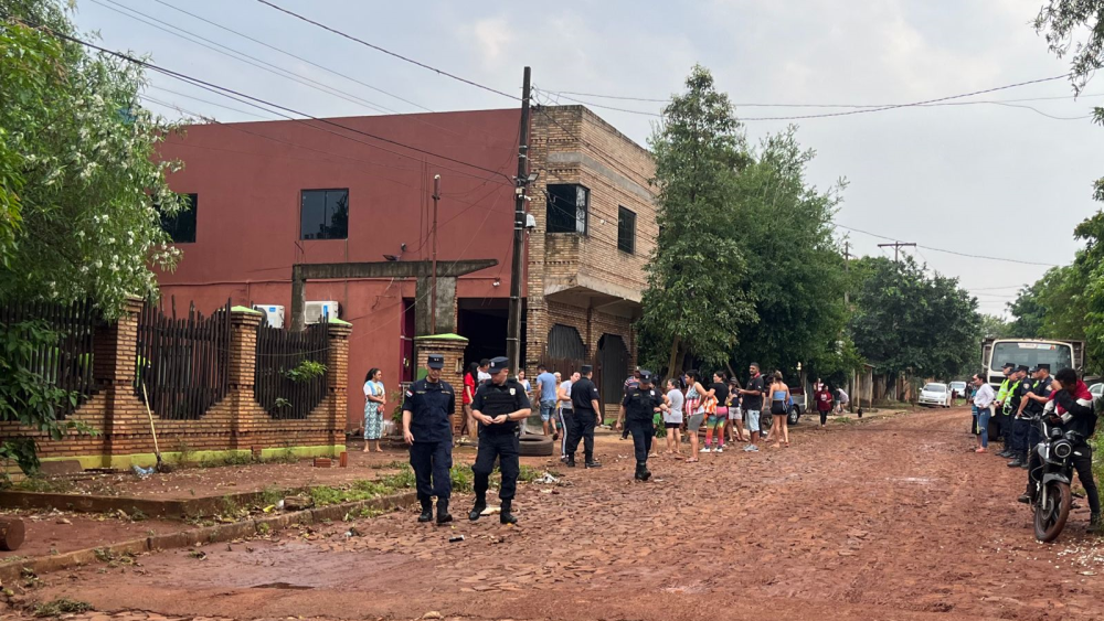 Policias en un gran despliegue, llegaron hasta el asentamiento Belén de Ciudad del Este para desalojar a personas.