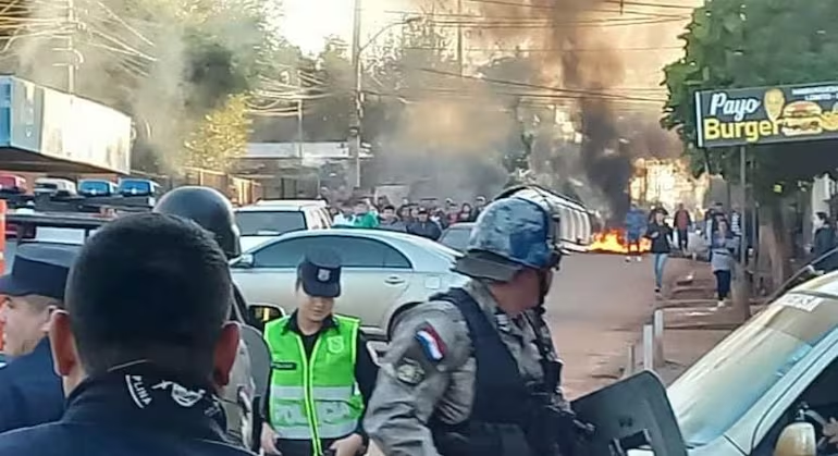 Policias en un gran despliegue, llegaron hasta el asentamiento Belén de Ciudad del Este para desalojar a personas.